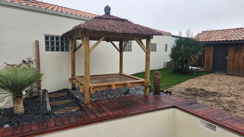 Construction pergola bois sur mesure esprit balinais filet relaxation par LSMenuiserie