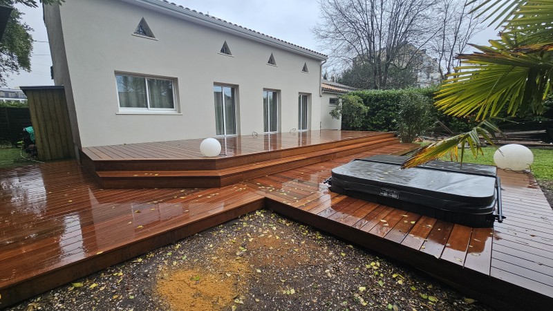 Vue générale de la terrasse bois Itauba de 100 m² avec aménagement extérieur sur différents paliers à Bordeaux Caudéran.