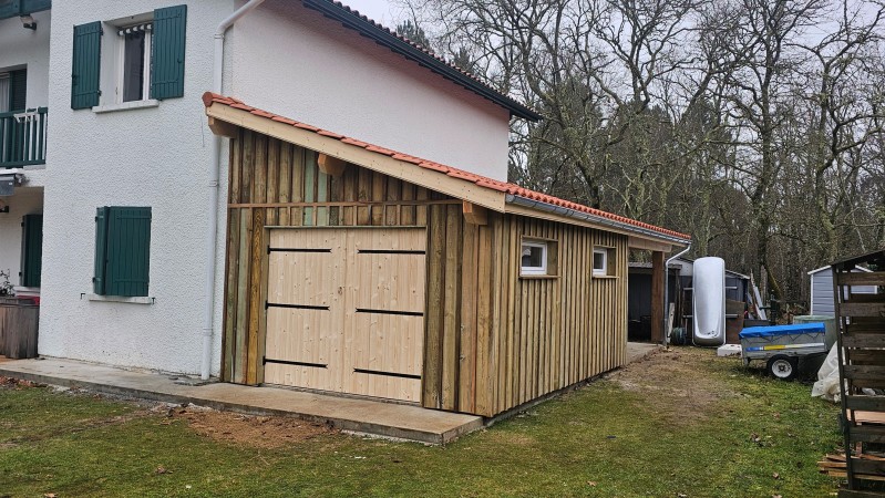 Détail du bardage bois en volige verticale avec couvre-joint assurant ventilation naturelle et finition esthétique soignée sur ce garage bois en Gironde.