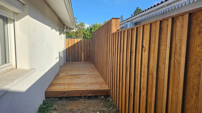 Pose d'une terrasse en bois pin classe 4 marron à Biscarosse proche de Bordeaux dans les Landes