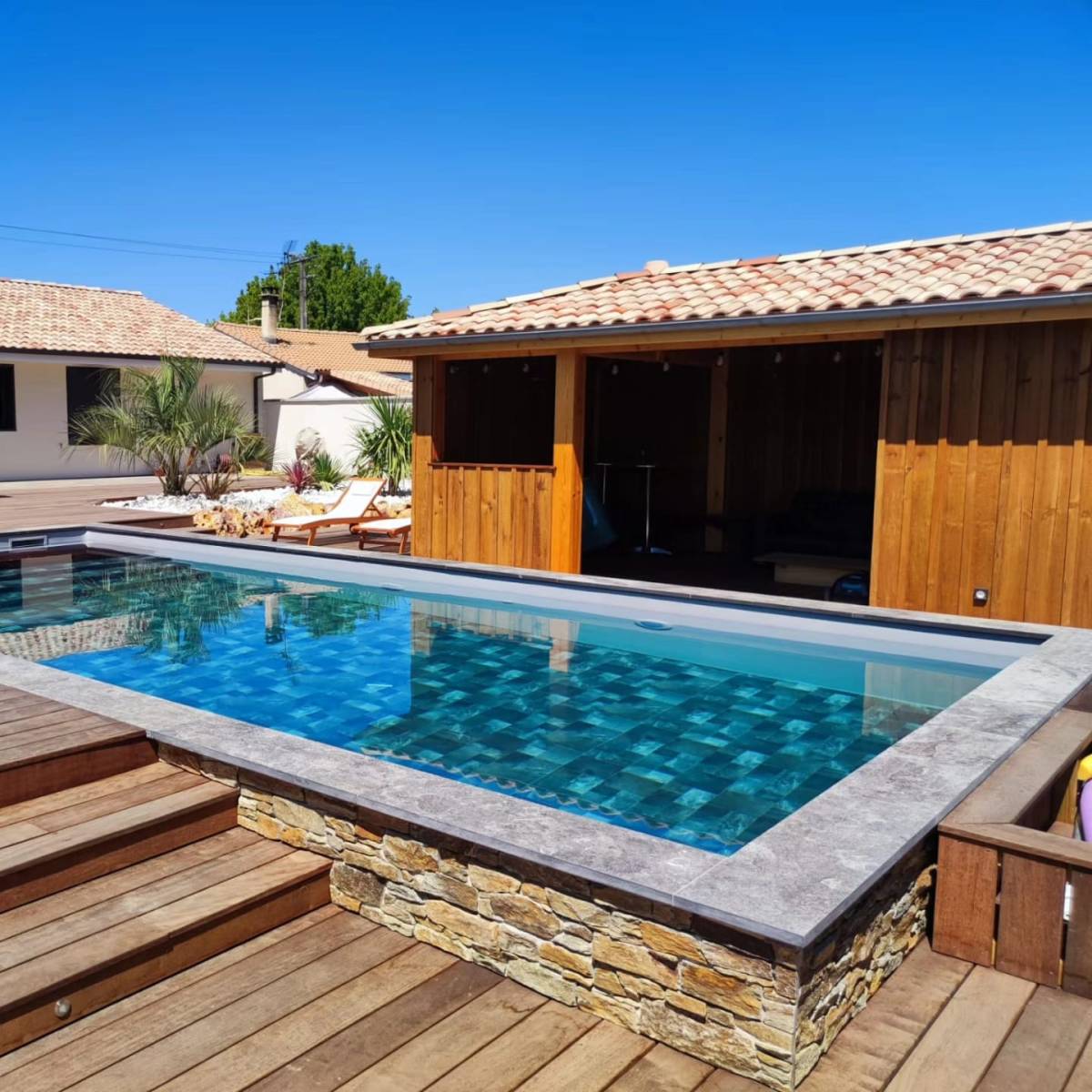 Construction d'une terrasse en bois exotique itauba a la bréde proche de Bordeaux