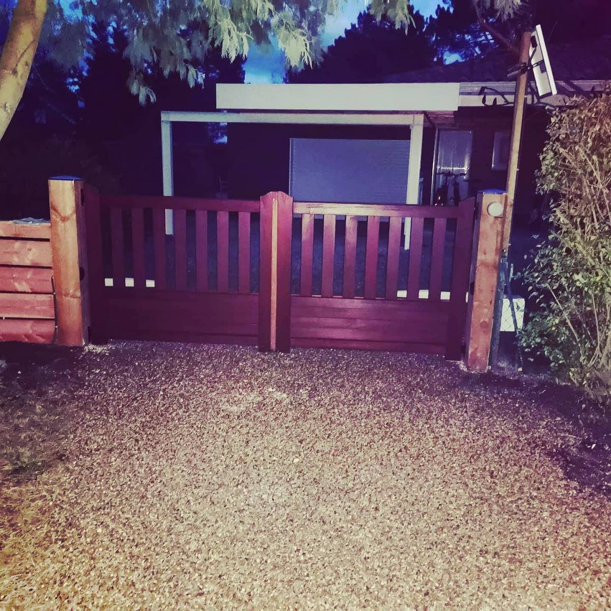 Fabrication d'un portail en bois motorisé à Lacanau dans le Médoc