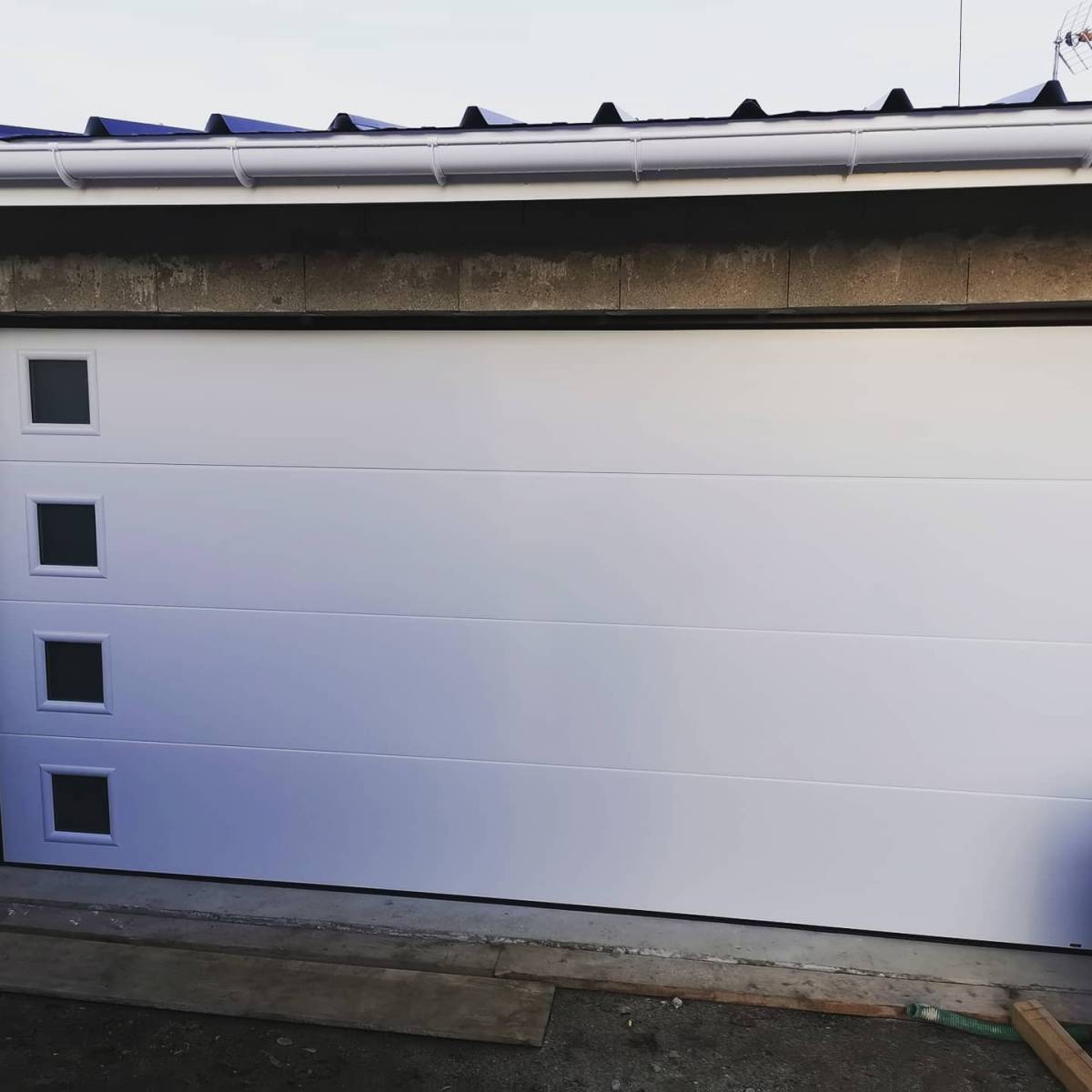 Réalisation d'une porte de garage sectionnelle motorisée à Castelnau de Médoc proche Bordeaux