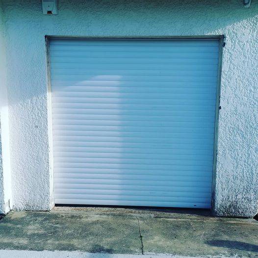 Pose d'une porte de garage avec motorisation à Pompignac proche Bordeaux