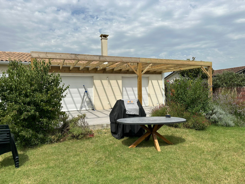 pose d'une pergola sur mesure en bois sur le bassin d'arcachon en gironde