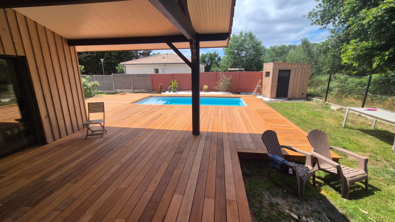 Terrasse bois exotique Itauba KD de 110 m² avec margelles bois autour d'une piscine à Saint-Médard-en-Jalles près de Mérignac et du Bassin d'Arcachon