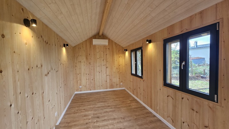 Détail du bardage bois volige avec couvre-joint sur studio de jardin ossature bois, finition typique du Bassin d’Arcachon, réalisation sur mesure à Saint-Jean-d’Illac.