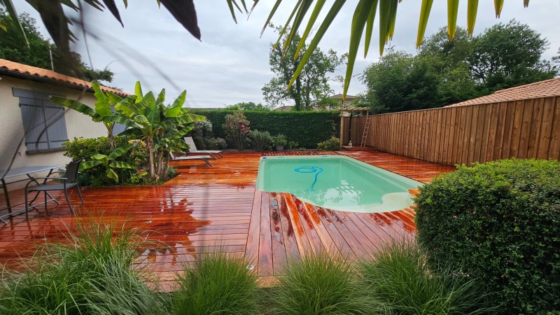 Finitions d’angle et contours de piscine en bois exotique Muiracatiara