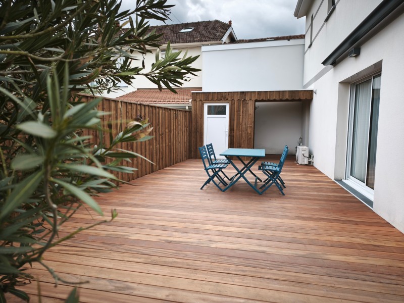 vue d’ensemble de la terrasse bois exotique muiracatiara réalisée à merignac sur 45m2 avec structure renforcée
