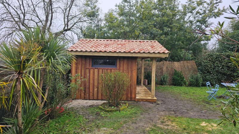 Cabane de jardin cossue sur mesure avec avancée couverture tuile en gironde par LSMenuiserie