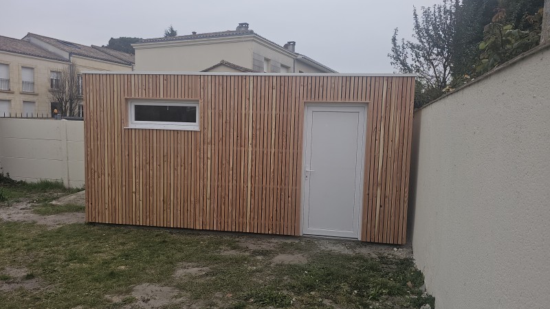A bordeaux construction d'un local technique sans permis de construire moderne a toit plat