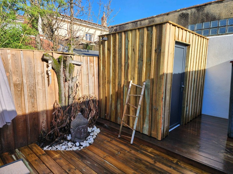 Pose d'un abri de jardin en bois type cabane de pecheur à Begles proche de Bordeaux en Gironde