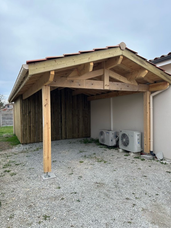 Abri voiture en bois sur-mesure réalisé par LSMenuiserie au Porge, près du Bassin d’Arcachon
