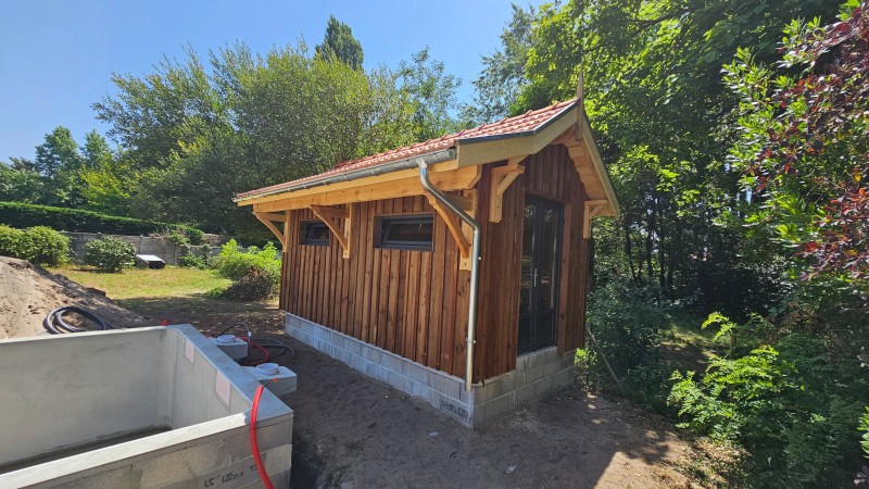 Bardage volige avec couvre-joint vertical sur abri bois typique du bassin