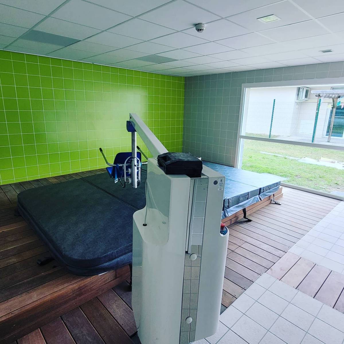 terrasse bois entourage de spa a Blanquefort