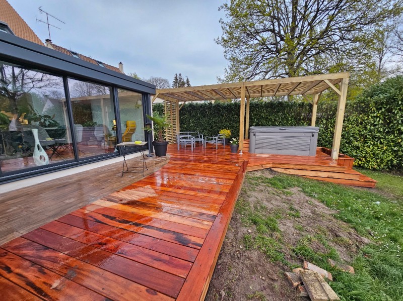 Construction d'une terrasse en bois exotique Muiracatiara à Bullion proche de Paris