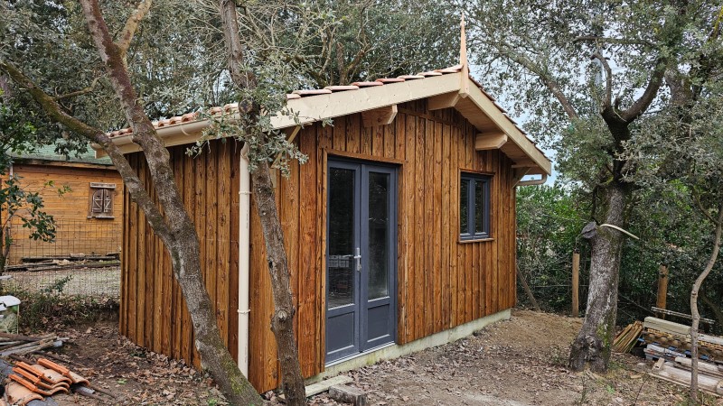 Pose d'un abri de jardin sur mesure en bois à Soulac sur Mer dans le médoc proche de Bordeaux en Gironde