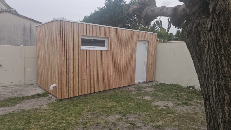 Abri de jardin moderne bardage claire voie douglas sur mesure par LSMenuiserie en gironde