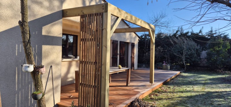 Structure d’une pergola bois adossée en pin autoclave classe 4, assemblages et sections dimensionnées pour une installation extérieure durable.