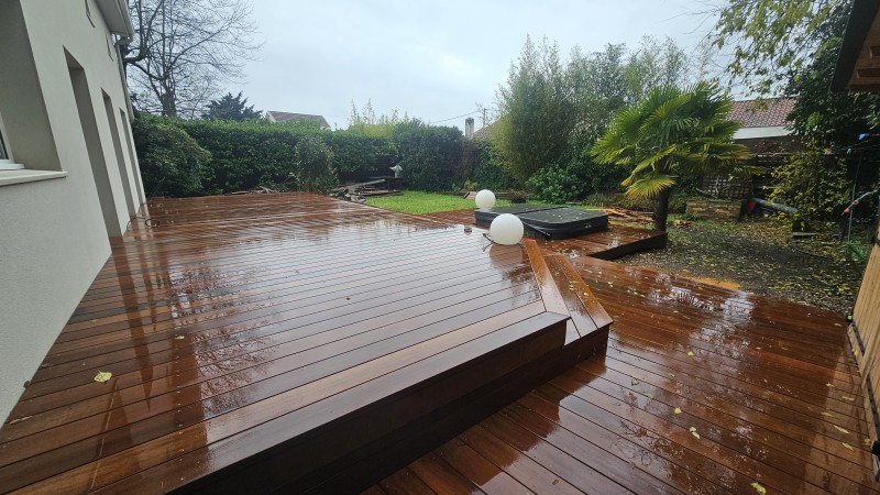 Terrasse bois exotique en Itauba réalisée sur plusieurs niveaux dans un jardin résidentiel à Bordeaux Caudéran.