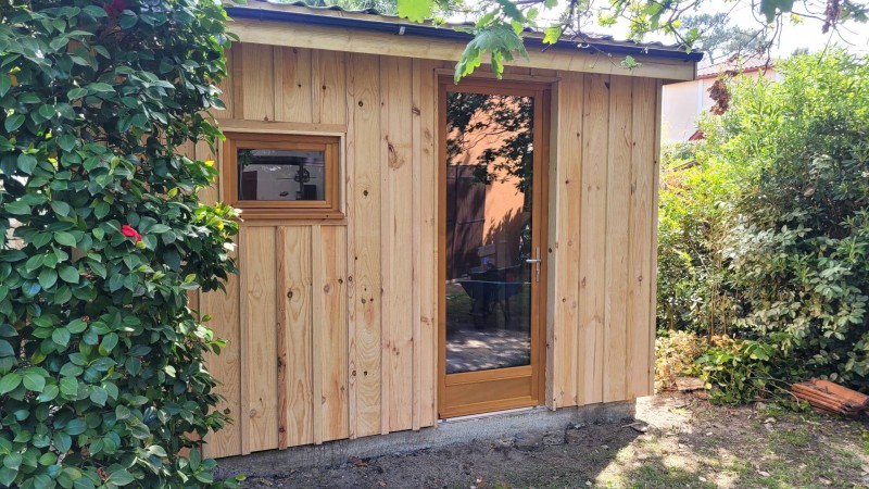 Réalisation d'un abri de jardin en volige couvre joint à Arcachon proche de Bordeaux