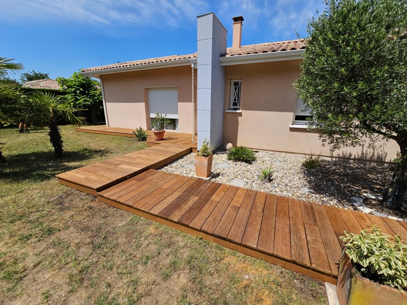 Terrasse bois exotique autour d’une maison à Martignas-sur-Jalle
