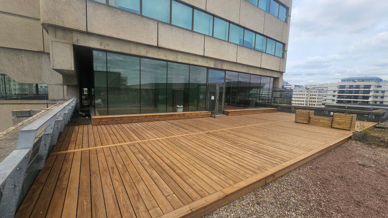Terrasse en bois autoclave marron batiment Bordeaux Metropole