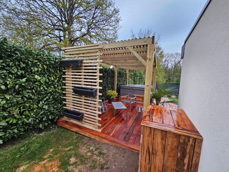 Amenagement d'un extérieur avec une pergola en bois autoclave à Gujan Mestras sur le bassin d'Arcachon