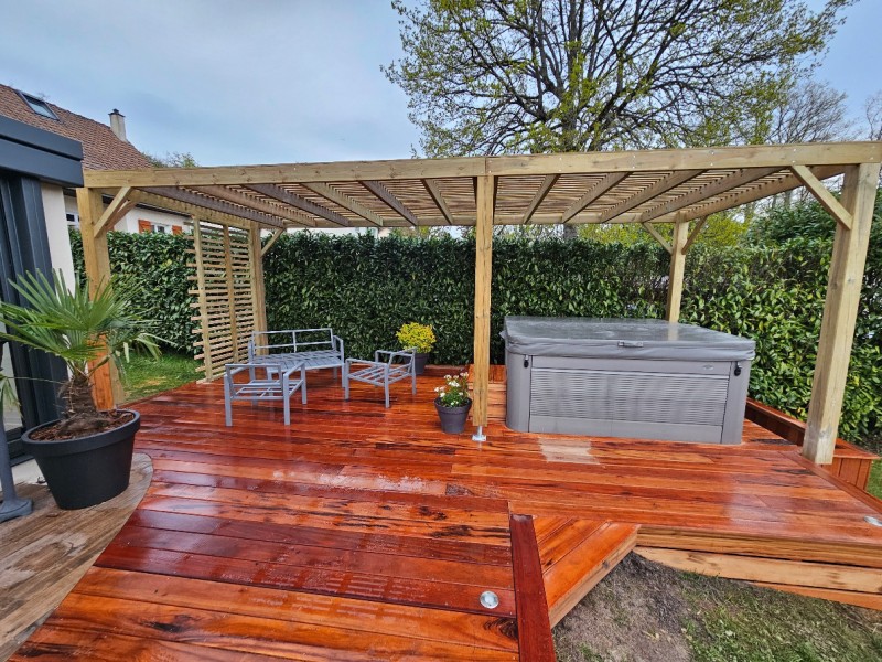Construction d'une terrasse en bois exotique Muiracatiara à Bullion proche de Paris