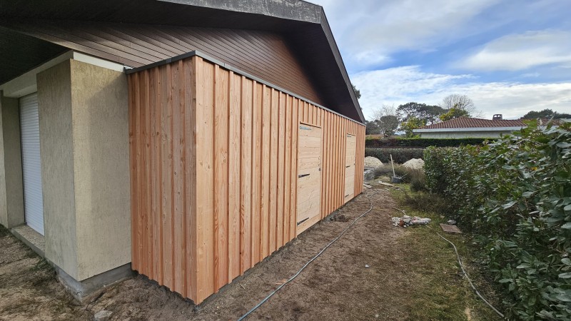 Abri de jardin local technique en bois attenant à la maison en toit plat Bardage douglas volige et couvre joint à Biscarosse proche du bassin d'Arcachon