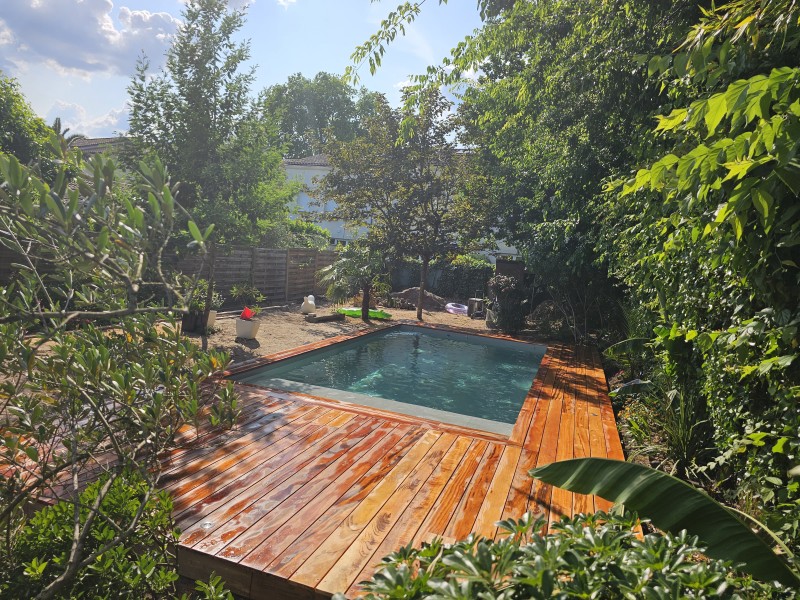 création d'un tour de piscine en bois exotique a Bordeaux en gironde