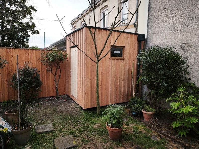 Abri de jardin bois Douglas de 5 m² installé dans un jardin d’échoppe à Talence.