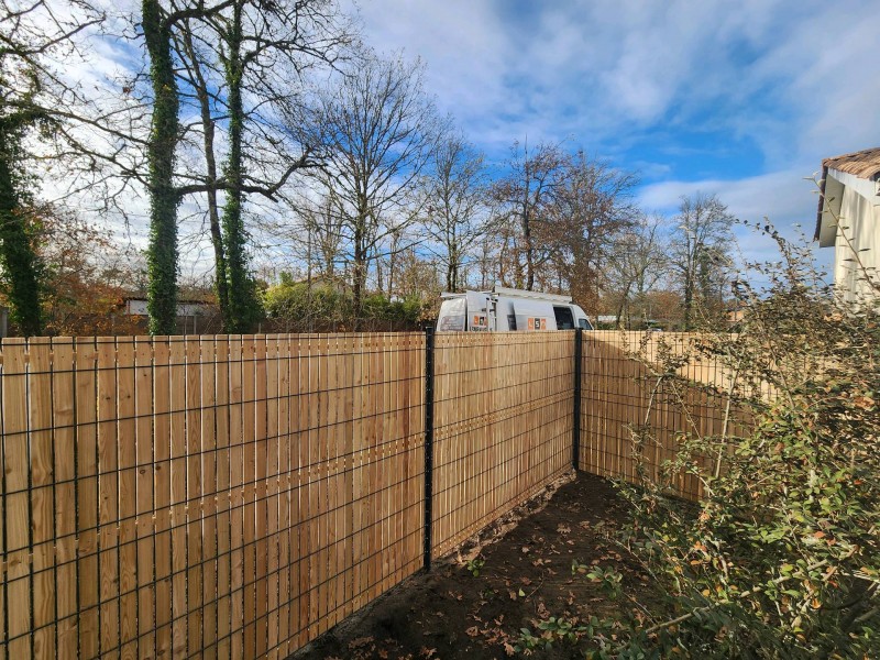 Installation d'une clôture en grillage rigide à martignas sur jalle entre Bordeaux et le Bassin d'Arcachon en Gironde