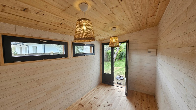 Construction d'un studio de jardin de 12m² à Gujan-Mestras : un projet sur-mesure avec reprise de toiture existante