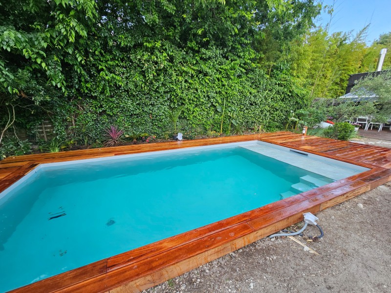 Construction d'une terrasse autour d'une piscine en bois exotique Muiracatiara a Bordeaux en gironde