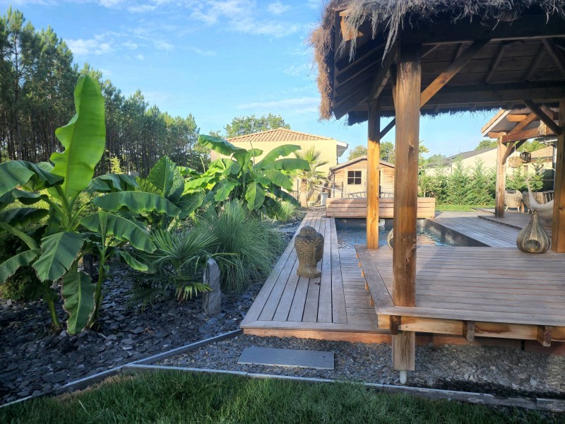 Amenagement exterieur d'une terrasse en bois exotique à Brach proche de Bordeaux