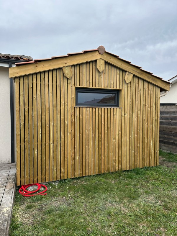 Détail du bardage à claire-voie en Douglas pour une finition moderne et naturelle