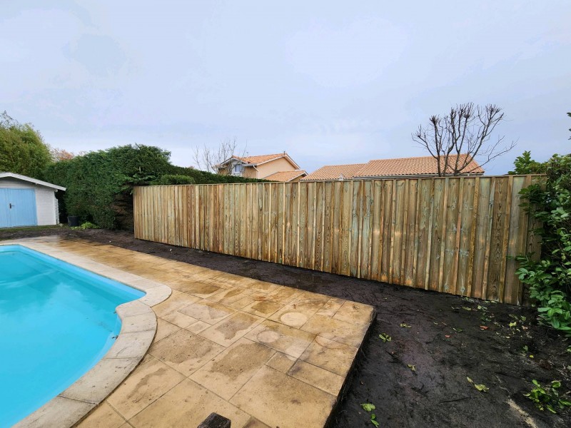 Pose d'un brise vue séparateur en bois à Pessac proche de Bordeaux en Gironde.