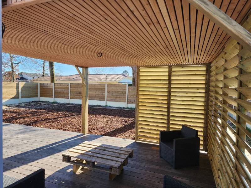 Pergola moderne a toit plat a saint jean d'illac par LSMenuiserie
