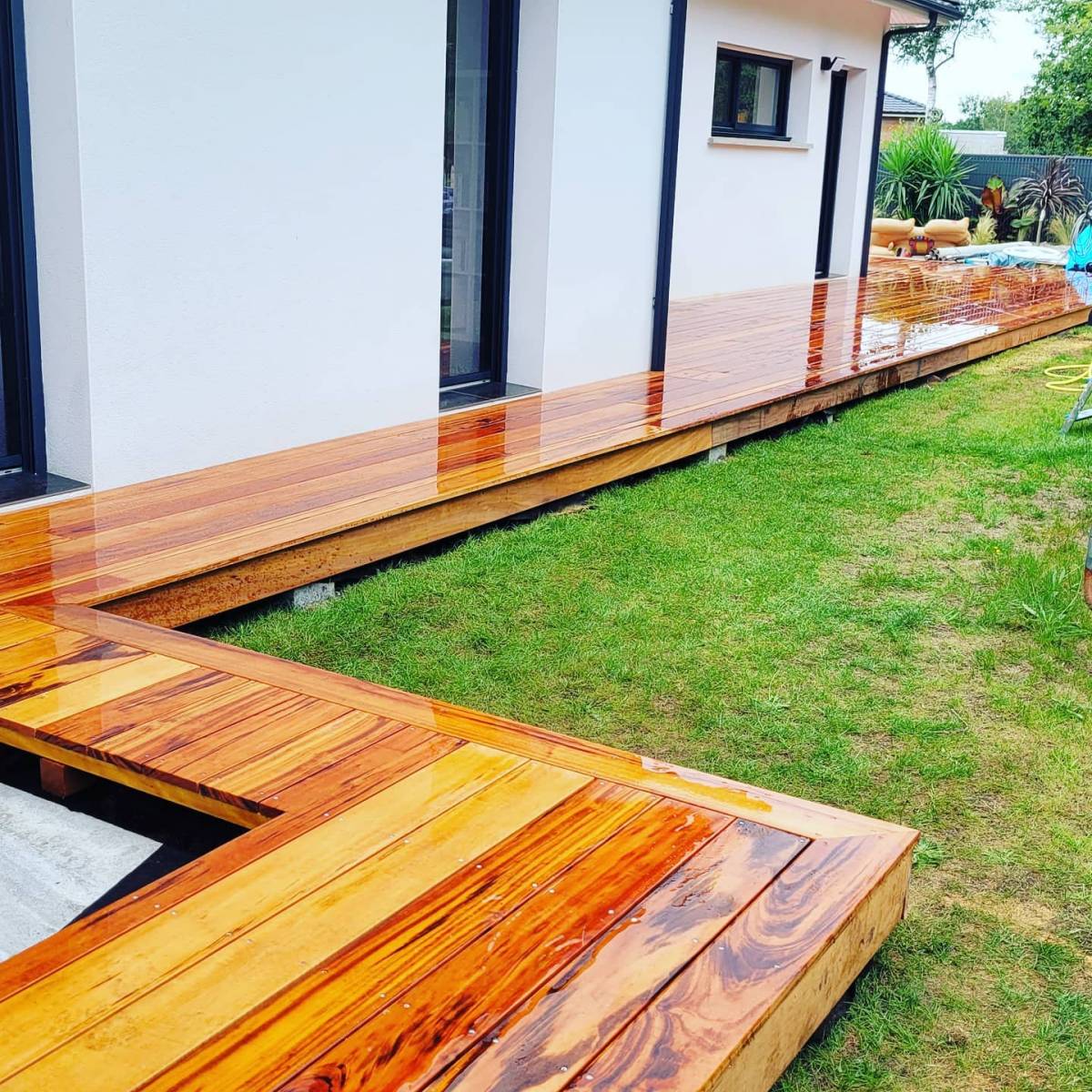 terrasse bois sur-mesure muiracatiara sur le bassin