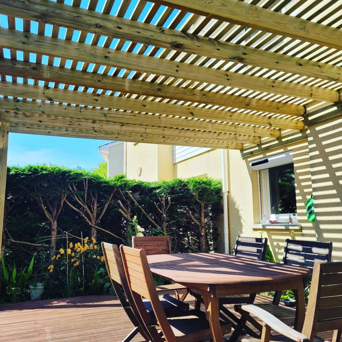Pose d'une pergola bois sur mesure sur le bassin d'arcachon