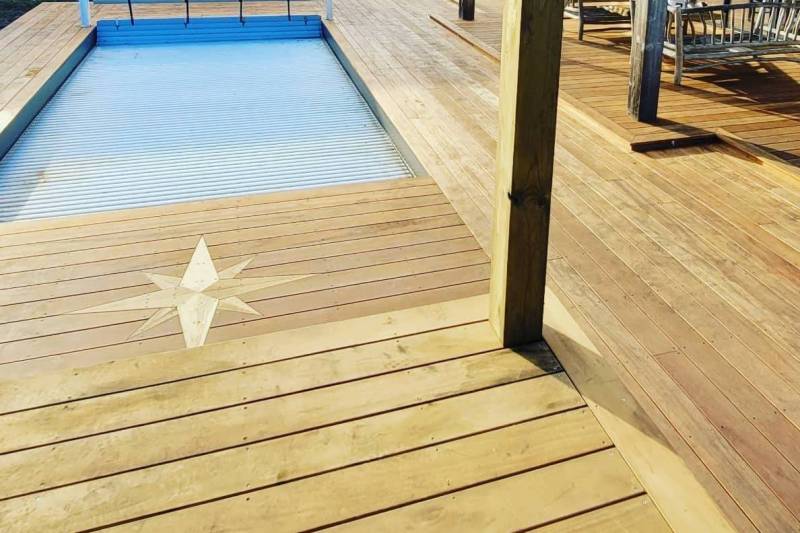 Pose d'une terrasse en bois exotique Muiracatiara avec rose des vents integrée sur la commune de Brach en gironde proche de Bordeaux par LSMenuiserie